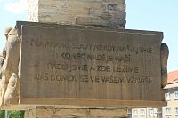 Text na boku památníku