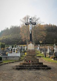 Dominantní kříž uprostřed hřbitova