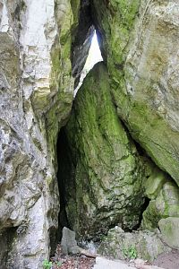 Ve skalní průrvě se nachází vchod do podzemí