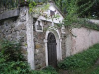 Kostel Sv.Vintíře.: Hrobka ve hřbitovní zdi.