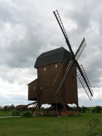Větrný mlýn u stezky