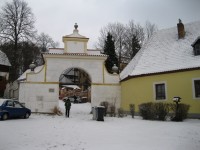 Brána zámku ve Lčovicích