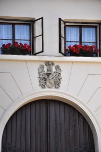 Erb patří rodu Schebků, vlastnil zámek do roku 1945