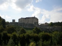 Český Šternberk - pohled na hrad od železniční zastávky