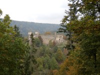 pohled z vyhlídky na zříceninu hradu Dívčí kámen