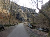 skalní soutěskou podél Šáreckého potoka