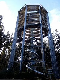 Stezka je zakončena 40 metrovou devítihrannou vyhlídkovou věží. Středem vyhlídkové věže vede unikátní nejdelší tobogán svého druhu v České republice