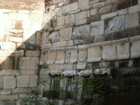 Kolem pevnosti jsou běžně zazděny i kameny z římských dob