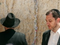 Gigantické čtvercové bloky kamene ve zdipřipomínají židovskémunárodu jejich zašlou slávu.Do spár mezi kameny se vkládají přání a modlitby