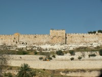 Zdi Jeruzaléma se Zlatou bránou,která je staletí zazděná a čeká na příchod Mesiáše