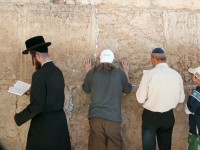 Zeď nářků je pozůstatkem Herodovy stavby,jež podepírala  rozsáhlé ceremoniální  prostranství kolem  Druhého chrámu.