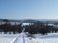 Štítarský vrch - pohled od Újezdu .Vrch je napravo od signálky/býv.cesta podél hranice ostnatých drátů s Německem/