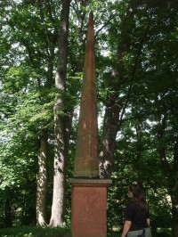 obelisk v dolní části zahrady
