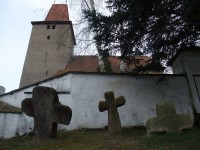 kamenné kříže u hřbitovní zdi