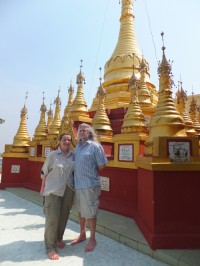 Zlatá pagoda na vrcholu Mount Popa