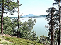 Pohled přes jezero na Bezděz