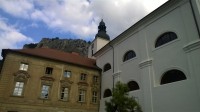 kostel a klášter ve Svatém Janu pod Skalou.