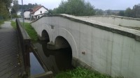 dvouobloukový historický most přes Sázavu.