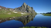 Pico Anayet se zrcadlí v Ibones de Anayet.