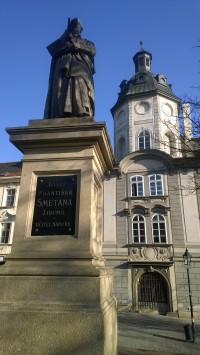 socha B. Smetany v jeho sadech.
