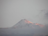 Vrchol Pico Teide po chumelenici při východu slunce.