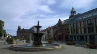 Radnice a náměstí s fontánou.