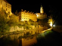 Zámek  a řeka Vltava v noci.