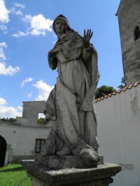Socha Panny Marie před kostelem.