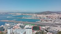 Gibraltarské letiště a španělská La Linea de la Conception.