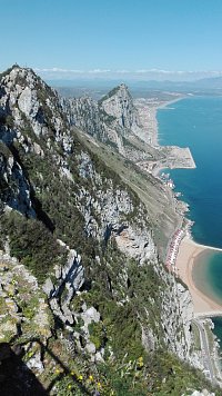 Masiv gibraltarské skály - vpravo Catalan Bay.