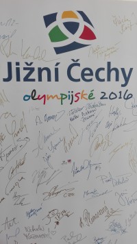 Deska s podpisy olympioniků.