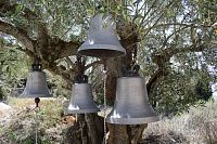 Zvony na olivovníku před klášterem.