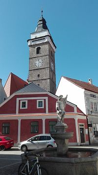 Věž kostela ve Slavonicích.