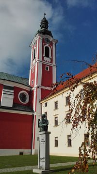 Zámecký kostel sv. Václava se sochou básníka Sovy.