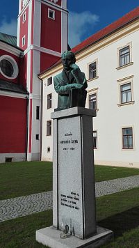 Busta básníka Antonína Sovy.
