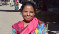 Nepálská žena prodává suvenýry.