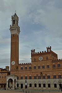 Torre del Mangia s budovou radnice.