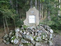 Wolkerův památník v lese nad Bratroňovem.