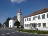 kostel a radnice v Lukavci.