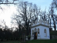 Klamovka - Novogotický pavilonek v parku