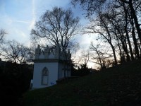Novogotický pavilonek v parku