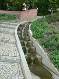 Kaskádovitá fontána vedle schodiště