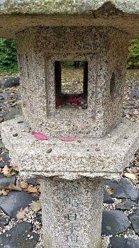 Kamenná lampa v meditační zahradě v Karlových Varech