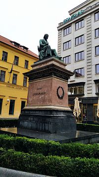 Jungmannovo náměstí a památník Josefa Jungmanna v Praze