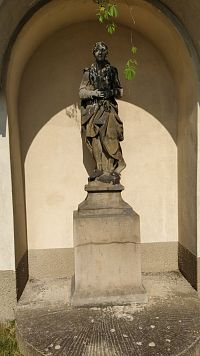 Socha ze souboru soch u kostela Nanebevzetí Panny Marie v Mostě