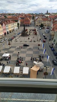 Pohled na náměstí Svobody z radniční věže v Žatci