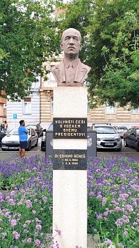 Pomník Edvardu Benešovi v Žatci na Kruhovém náměstí