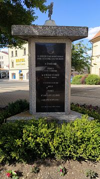 Pomník obětem fašismu na Kurhovém náměstí v Žatci