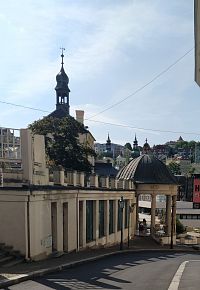 Zámecká kolonáda s Horním zámeckým pramenem v Karlových Varech