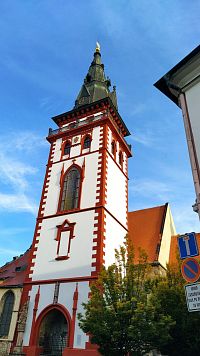 Věž u kostela Nanebevzetí Panny Marie na náměstí 1. máje v Chomutově